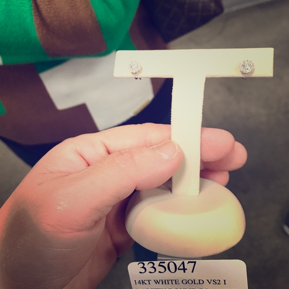 Diamond stud - Picture 1 of 1